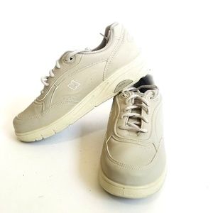 new balance 811 womens walking shoes